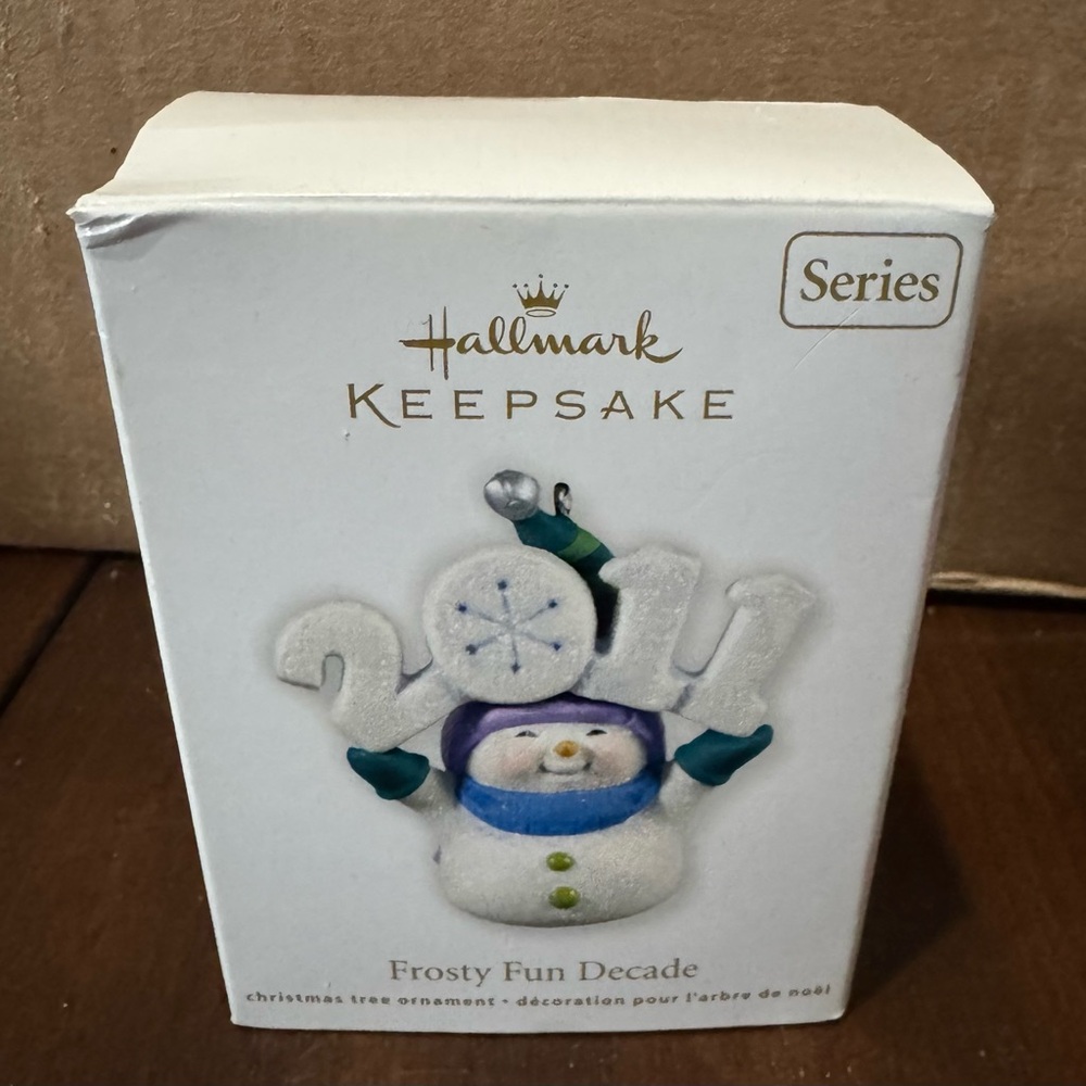 NIB HALLMARK 2011 CHRISTMAS ORNAMENT COLLECTIBLE